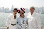 Hong Kong 8 oktober 2004
Princess Model of the world verkiezing.
Willibrord Frequin met vriendin en Joop Braakhekke