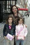 Amsterdam 3 oktober 2004
Presentatie sieradenlijn van Maik de Boer.
Xandra Brood met dochters