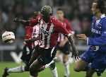 Eindhoven, 15 Oktober 2005
Kompetiewedstrijd Seizoen 2005/2006
PSV-AZ, eindstand 3-0
Arouna Kone in duel met Barry Opdam
© foto Peter Smulders BV