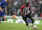 Eindhoven, 15 Oktober 2005
Kompetiewedstrijd Seizoen 2005/2006
PSV-AZ, eindstand 3-0
Arouna Kone in duel met Ron Vlaar
© foto Peter Smulders BV