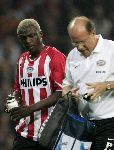 Eindhoven, 15 Oktober 2005
Kompetiewedstrijd Seizoen 2005/2006
PSV-AZ, eindstand 3-0
Arouna Kone met Mart v d Heuvel
© foto Peter Smulders BV