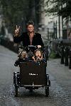 Amsterdam 12 oktober 2005
Beau v Erven Dorens met kinderen op weg naar ziekenhuis na geboorte van zoon Jan in bakfiets.