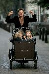 Amsterdam 12 oktober 2005
Beau v Erven Dorens met kinderen op weg naar ziekenhuis na geboorte van zoon Jan in bakfiets.