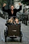Amsterdam 12 oktober 2005
Beau v Erven Dorens met kinderen op weg naar ziekenhuis na geboorte van zoon Jan in bakfiets.