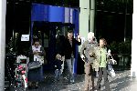 Amsterdam 12 oktober 2005
Beau v Erven Dorens met  zoon Bobby bij Onze Lieve Vrouwe gasthuis