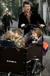 Amsterdam 12 oktober 2005
Beau v Erven Dorens met kinderen op weg naar ziekenhuis na geboorte van zoon Jan in bakfiets.