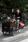 Amsterdam 12 oktober 2005
Beau v Erven Dorens met kinderen op weg naar ziekenhuis na geboorte van zoon Jan in bakfiets.