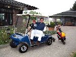 Golfclub De Lage Vuursche.
Hoofd Greenkeeper Arnoud de Jager samen met Junior Smulders met de door hem gekochte buggy van Prins Bernhard.