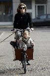 Amsterdam 29 oktober 2005
Danielle Overgaag met dochter Fiene Oerlemans in bakfiets en hond evert