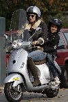 Amsterdam 29 oktober 2005
Joelle Gullit met Estelle Gullit op vespa scooter