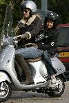 Amsterdam 29 oktober 2005
Joelle Gullit met Estelle Gullit op vespa scooter