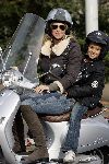Amsterdam 29 oktober 2005
Joelle Gullit met Estelle Gullit op vespa scooter