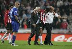 Eindhoven, 15 Oktober 2005
Kompetiewedstrijd Seizoen 2005/2006
PSV-AZ, eindstand 3-0
Ibrahim Afellay wordt van het veld gedragen door Cees Rein v d Hoogenband en Mart v d Heuvel
© foto Peter Smulders BV