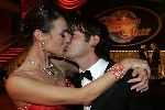 Aalsmeer 15 oktober 2005
Finale dancing with the stars .
Irene v d Laar met verloofde Sander kussend