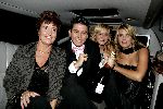Volendam 21 oktober 2005
Zusjes  en moeder  met Jan Smit in limousine  na winnen van de televizierring.