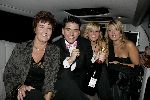 Volendam 21 oktober 2005
Zusjes  en moeder  met Jan Smit in limousine  na winnen van de televizierring.