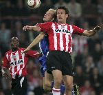 Eindhoven, 15 Oktober 2005
Kompetiewedstrijd Seizoen 2005/2006
PSV-AZ, eindstand 3-0
Tim de Cler in duel met Jan Vennegoor of Hesselink
© foto Peter Smulders BV