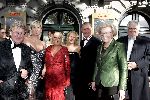 Amsterdam 2 oktober 2005
Premiere Beauty and the beast in Carre.
Jan des Bouvrie met Monique Carl Dona met vrouw en Hanja maij Wegge met man