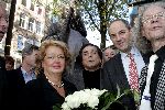 Amsterdam 30 oktober 2005
Presentatie beeld Manke Nelis.
Liz Bonneberg (weduwe Nelis) met Job Cohen en kunstenaar