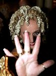 Amsterdam 2 oktober 2005
Premiere Beauty and the beast in Carre.
Karin Bloemen verbergt zich achter hand