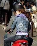 Amsterdam 5 oktober 2005
Thijs Romer met Katja Schuurman op Vespa scooter. Katja ligt lekker tegen zijn rug te slapen.