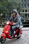 Amsterdam 5 oktober 2005
Thijs Romer met Katja Schuurman op Vespa scooter. Katja ligt lekker tegen zijn rug te slapen.