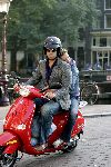 Amsterdam 5 oktober 2005
Thijs Romer met Katja Schuurman op Vespa scooter. Katja ligt lekker tegen zijn rug te slapen.