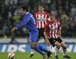 Eindhoven, 15 Oktober 2005
Kompetiewedstrijd Seizoen 2005/2006
PSV-AZ, eindstand 3-0
Kenneth Perez in duel met Jason Culina
© foto Peter Smulders BV