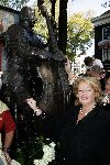 Amsterdam 30 oktober 2005
Presentatie beeld Manke Nelis.
Liz Bonneberg (weduwe Nelis)