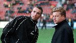 Eindhoven, 22 november 1998
PSV-FC Utrecht, eindstand 5-0
Overleg voor de wedstrijd tussen Mitchell v d Gaag en trainer Mark Wotte.
Uiteindelijk doet Michell v d Gaag niet mee vanwege een blessure.