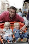 Amsterdam 30 oktober 2005
Neill van t Hof met 2 zoons op pc hooftstraat