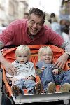 Amsterdam 30 oktober 2005
Neill van t Hof met 2 zoons op pc hooftstraat
