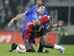 Eindhoven, 15 Oktober 2005
Kompetiewedstrijd Seizoen 2005/2006
PSV-AZ, eindstand 3-0
Ron Vlaar maakt overtreding tegen Arouna Kone
© foto Peter Smulders BV