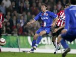 Eindhoven, 15 Oktober 2005
Kompetiewedstrijd Seizoen 2005/2006
PSV-AZ, eindstand 3-0
Phillip Cocu in duel met Shota Arveladze
© foto Peter Smulders BV