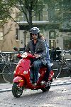 Amsterdam 5 oktober 2005
Thijs Romer met Katja Schuurma op Vespa scooter. Katja ligt lekker tegen zijn rug te slapen.