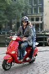 Amsterdam 5 oktober 2005
Thijs Romer met Katja Schuurma op Vespa scooter. Katja ligt lekker tegen zijn rug te slapen.