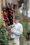 Amsterdam 30 oktober 2005
Winston Gerschtanowitz met bloemen/struiken voor in zijn huis