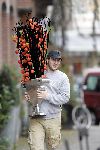 Amsterdam 30 oktober 2005
Winston Gerschtanowitz met bloemen/struiken voor in zijn huis