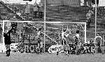 Rotterdam, 24 mei 1981
PSV-SPARTA, eindstand 3-0
ck Advocaat scoort voor Sparta, doelman Pim doesburg is verslagen, verder op de foto Willy Janssen (R) en geheel links rob Landsbergen en michel Valke