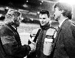 Madrid April 1988 De grote winnaar en maker van het doelpunt tegen Real Madrid Edward Linskens tijdens een intervieuw met Theo Reitsma en trainer Guus hiddink