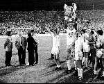 Stuttgart 25 mei 1988
PSV Wint de Europacup I Seizoen 1987/1988
Hans v Breukelen toont de cup met de grote oren links van hem soren Lerby Erik Gerets Ronald koeman
Geheel links trainer Guus hiddink met zijn assistent Hans Dorjee en manager Kees Ploegsma.