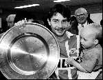 Jan Heintze met de kampioensschaal in 1991 met zijn zoontje
Op achtergrond Dhr. Slofstra