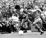 Jan Heintze 1986 in duel met Ruud Gullit