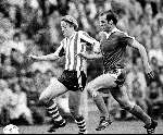 Eindhoven , 22 augustus 1981 PSV-AZ 67, eindstand 2-4
Johnny Metgod in duel met Piet Wildschut