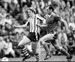 Eindhoven , 22 augustus 1981 PSV-AZ 67, eindstand 2-4
Johnny Metgod in duel met Piet Wildschut