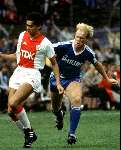 PSV-AJAX
Sonny Silooy in duel met Ronald Koeman