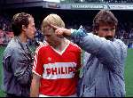 Eindhoven
Guus Hiddink gebarend met links van hem ronald koeman