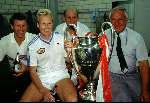 Stuttgart 25 mei 1988
Ronald Koeman ( met sigaret in hand ) met de Europacup I verder links Ton v Schijndel (+) Jan en Dr. Carel v d Brekel
Jan v Dooren