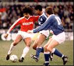 1986
PSV-AJAX Ruud Gullit in duel met Frank Rijkaard