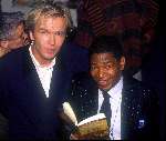 Steve Mokone ( De zwarte parel ) die speelde voor het almelose Heracles samen met de auteur van het boek tom Egbers